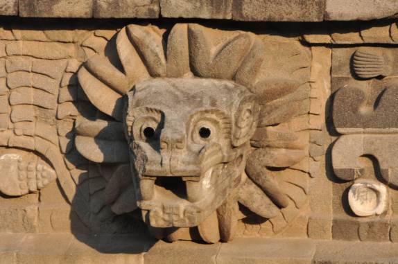 Escultura na fachada do Templo de Quetzalcóatl, em Teotihuacán, ao norte da Cidade do México